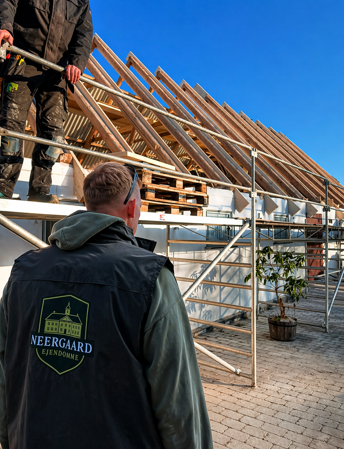 Neergaard håndværkere i arbejde på en tagrenovering